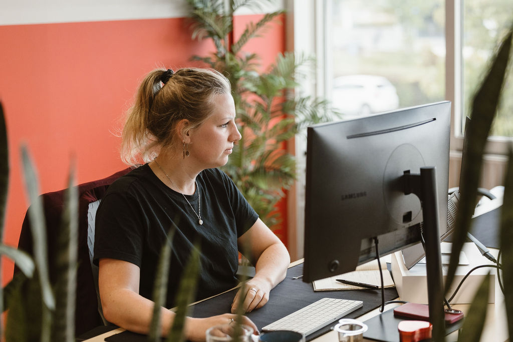 Twee SmartRanking-collega's werken samen achter hun laptops op kantoor