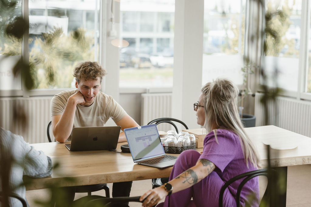 SmartRanking-collega's werken samen aan tafel op kantoor