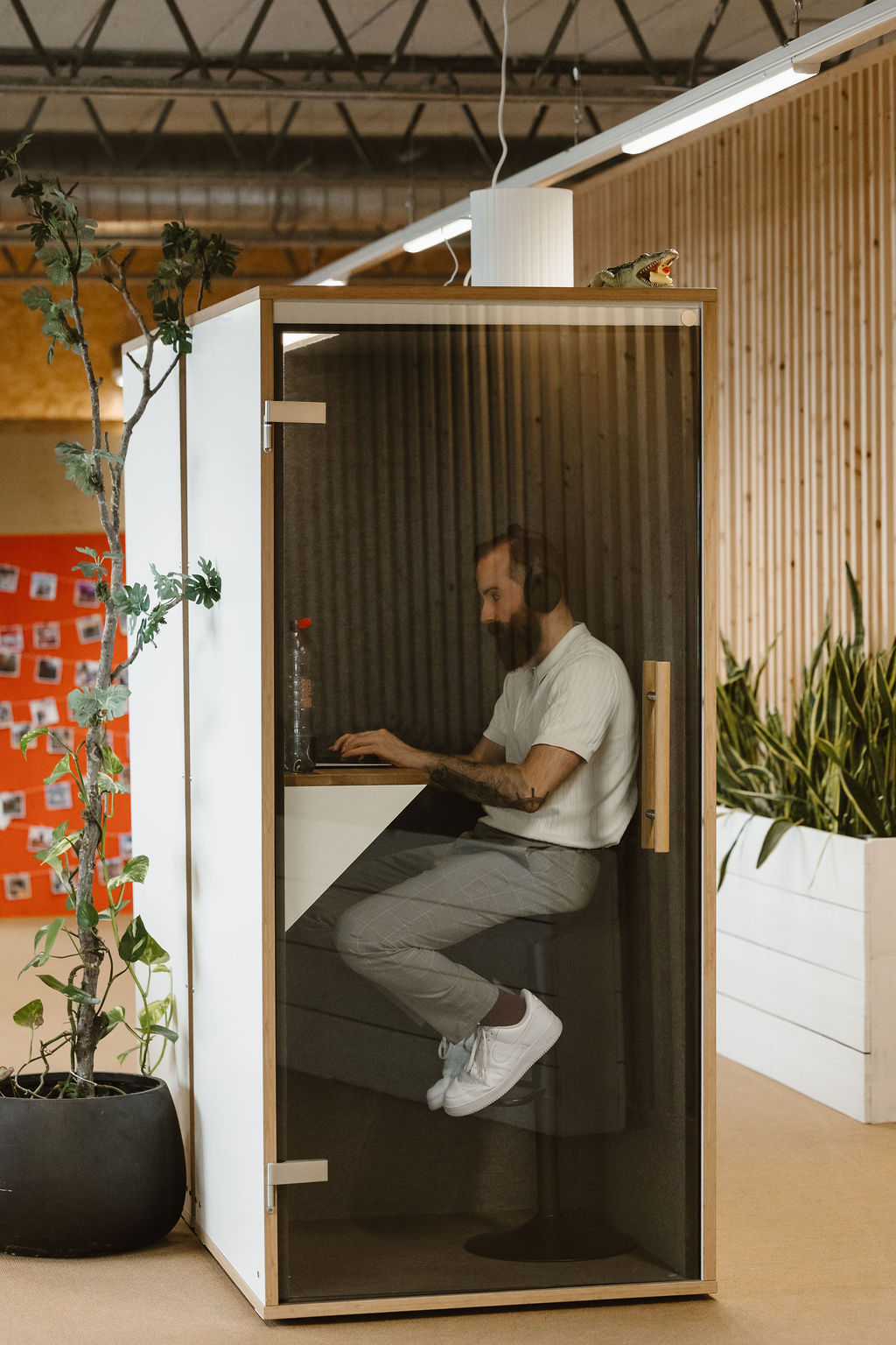 SmartRanking-specialist analyseert data achter twee schermen