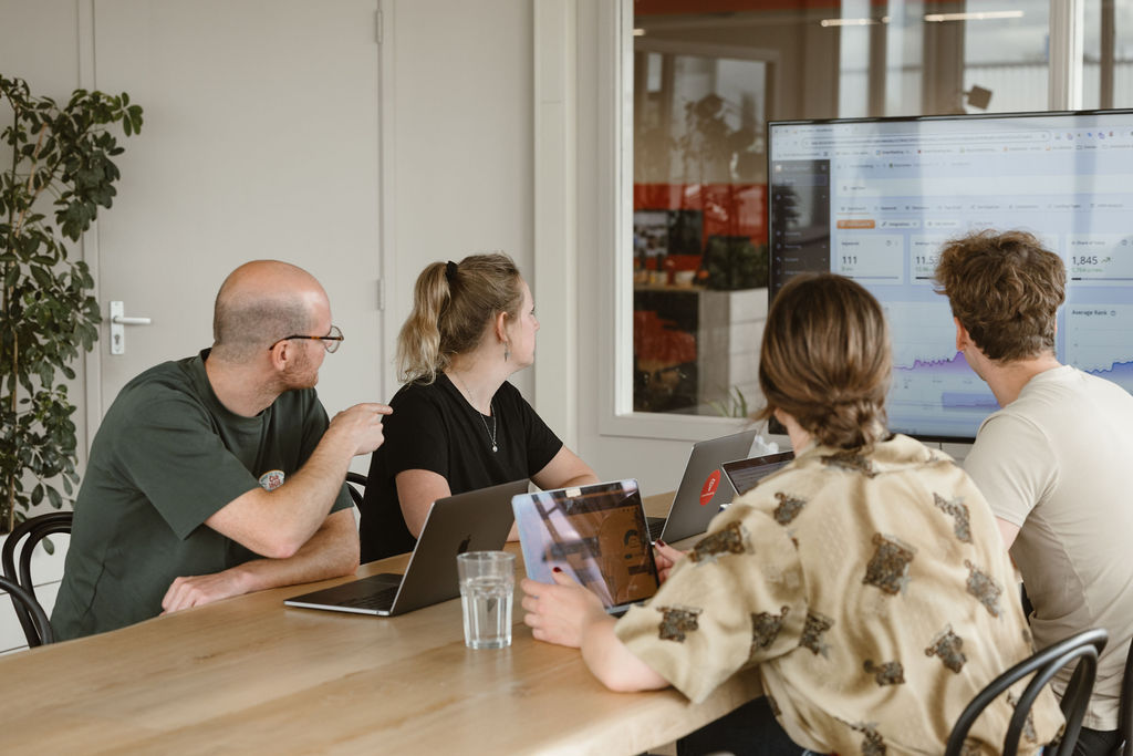 Twee SmartRanking-collega's in gesprek op kantoor