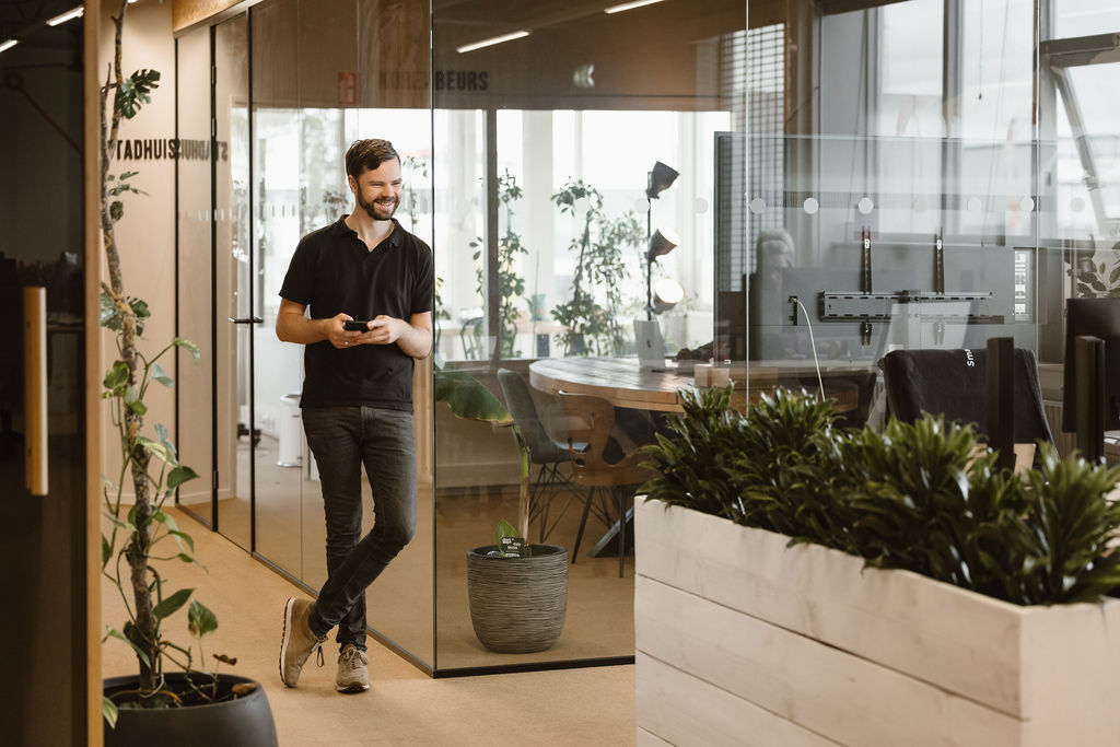 SmartRanking-collega loopt lachend door het kantoor